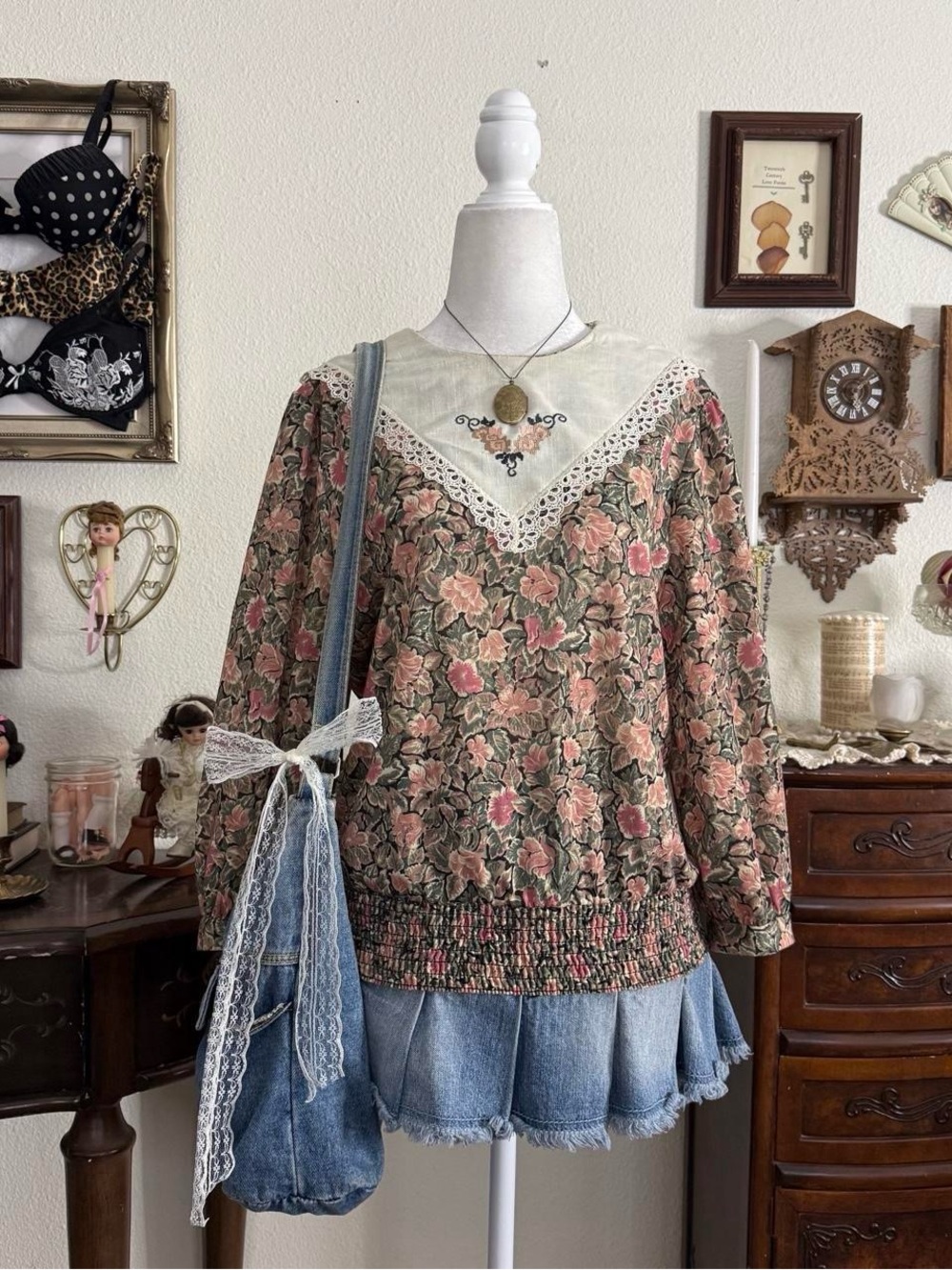 Vintage dainty prairie cottagecore floral 3/4 sleeve top w needlepoint collar